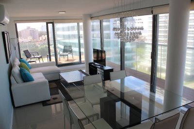 Apto 2 dorm, esquinero, 2 baños y balcón piso medio