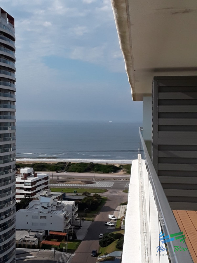 Apartamento ID.3427 - Apto 2 dorm, central, 2 baños y balcón piso alto. 
