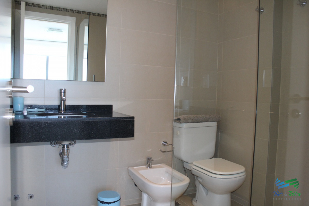 Apartamento ID.3427 - Apto 2 dorm, central, 2 baños y balcón piso alto. 