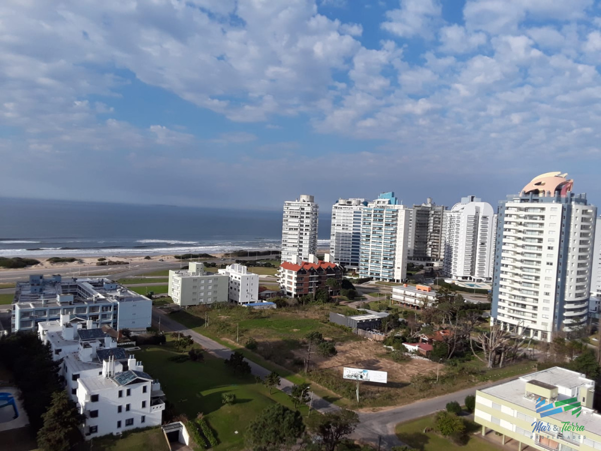 Apartamento ID.3427 - Apto 2 dorm, central, 2 baños y balcón piso alto. 