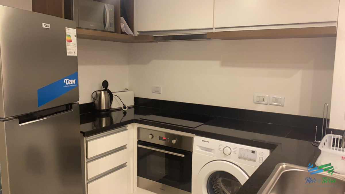Apartamento ID.3427 - Apto 2 dorm, central, 2 baños y balcón piso alto. 