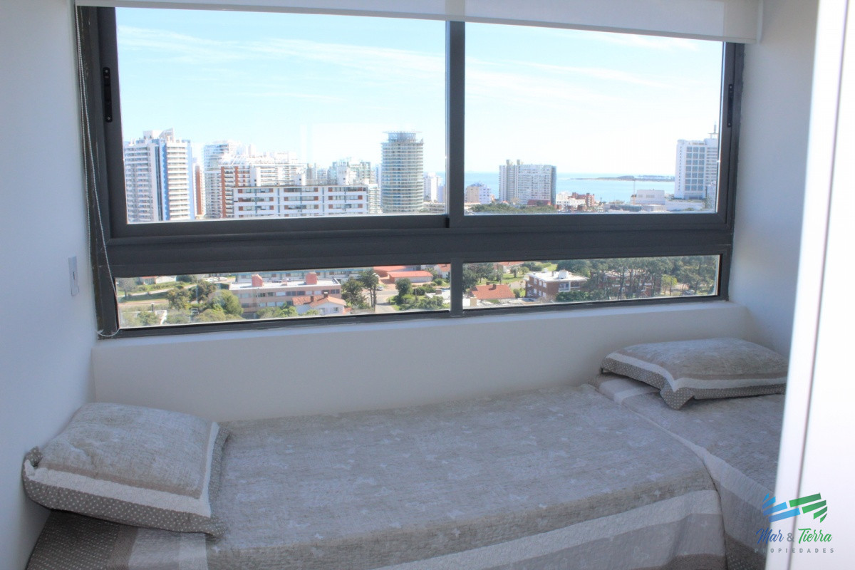Apartamento ID.3427 - Apto 2 dorm, central, 2 baños y balcón piso alto. 