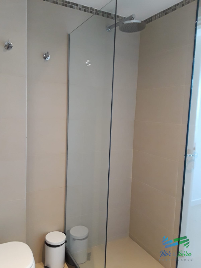 Apartamento ID.3427 - Apto 2 dorm, central, 2 baños y balcón piso alto. 