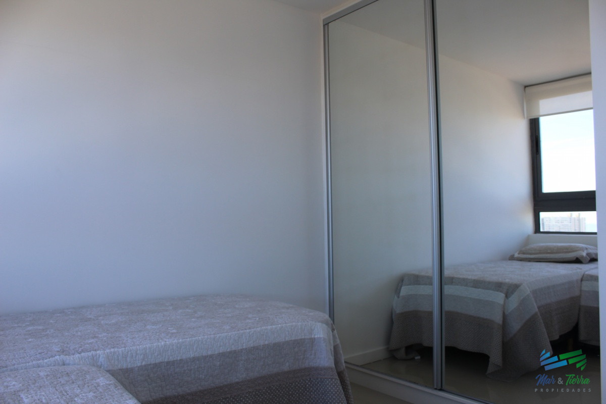 Apartamento ID.3427 - Apto 2 dorm, central, 2 baños y balcón piso alto. 