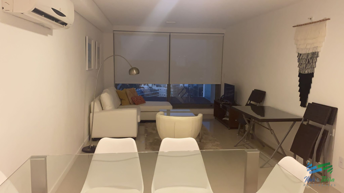 Apartamento ID.3427 - Apto 2 dorm, central, 2 baños y balcón piso alto. 