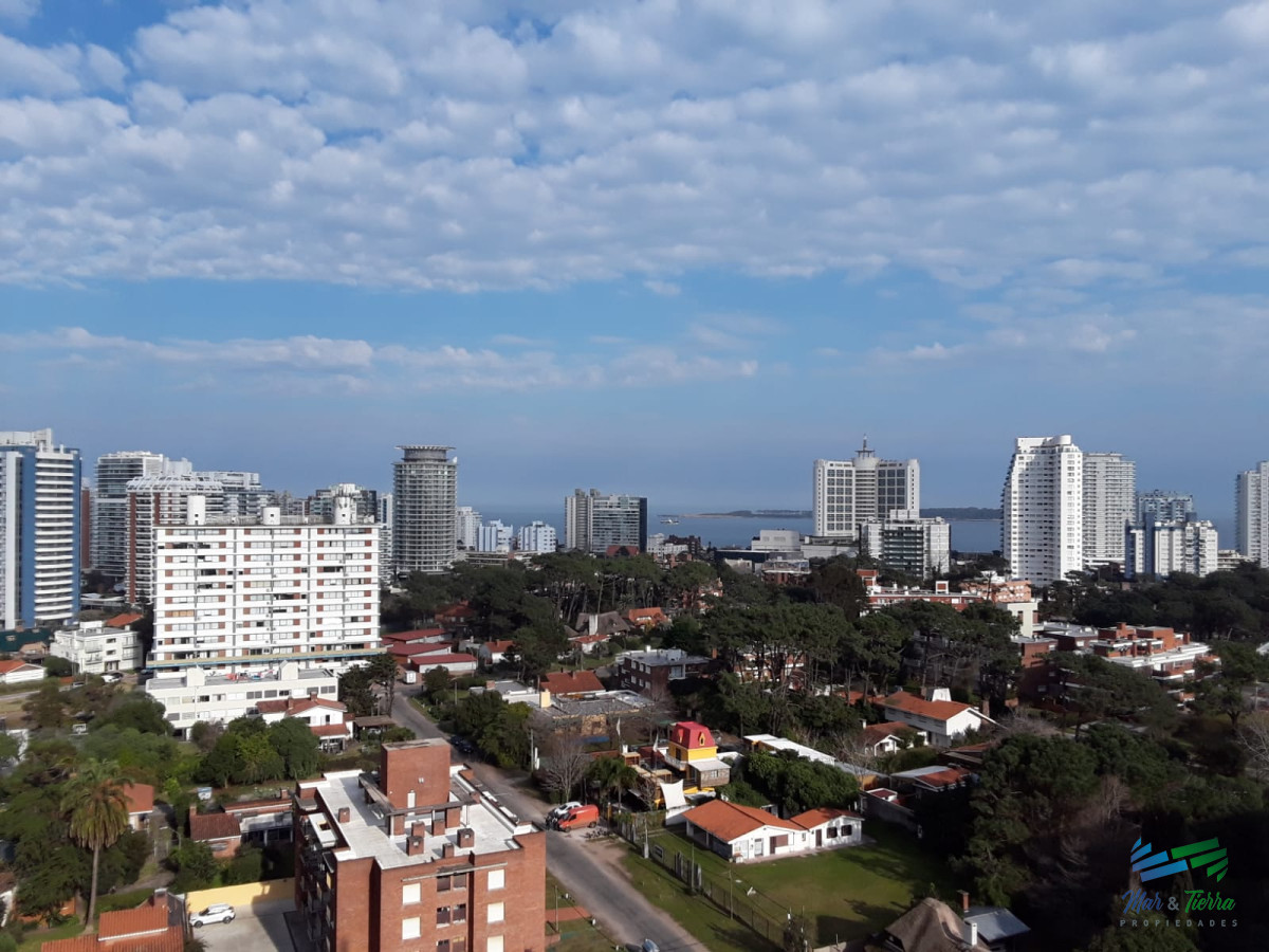 Apartamento ID.3427 - Apto 2 dorm, central, 2 baños y balcón piso alto. 