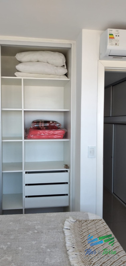 Apartamento ID.3427 - Apto 2 dorm, central, 2 baños y balcón piso alto. 