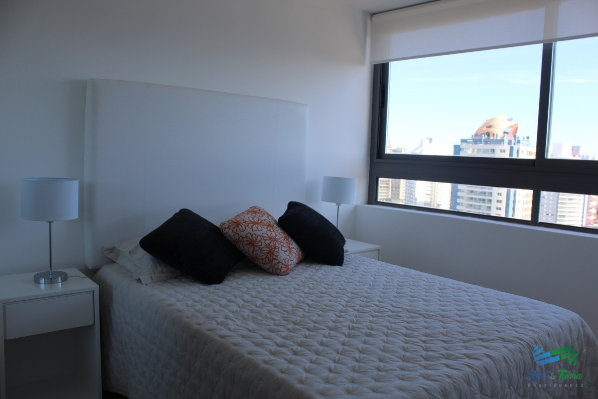 Apartamento ID.3427 - Apto 2 dorm, central, 2 baños y balcón piso alto. 