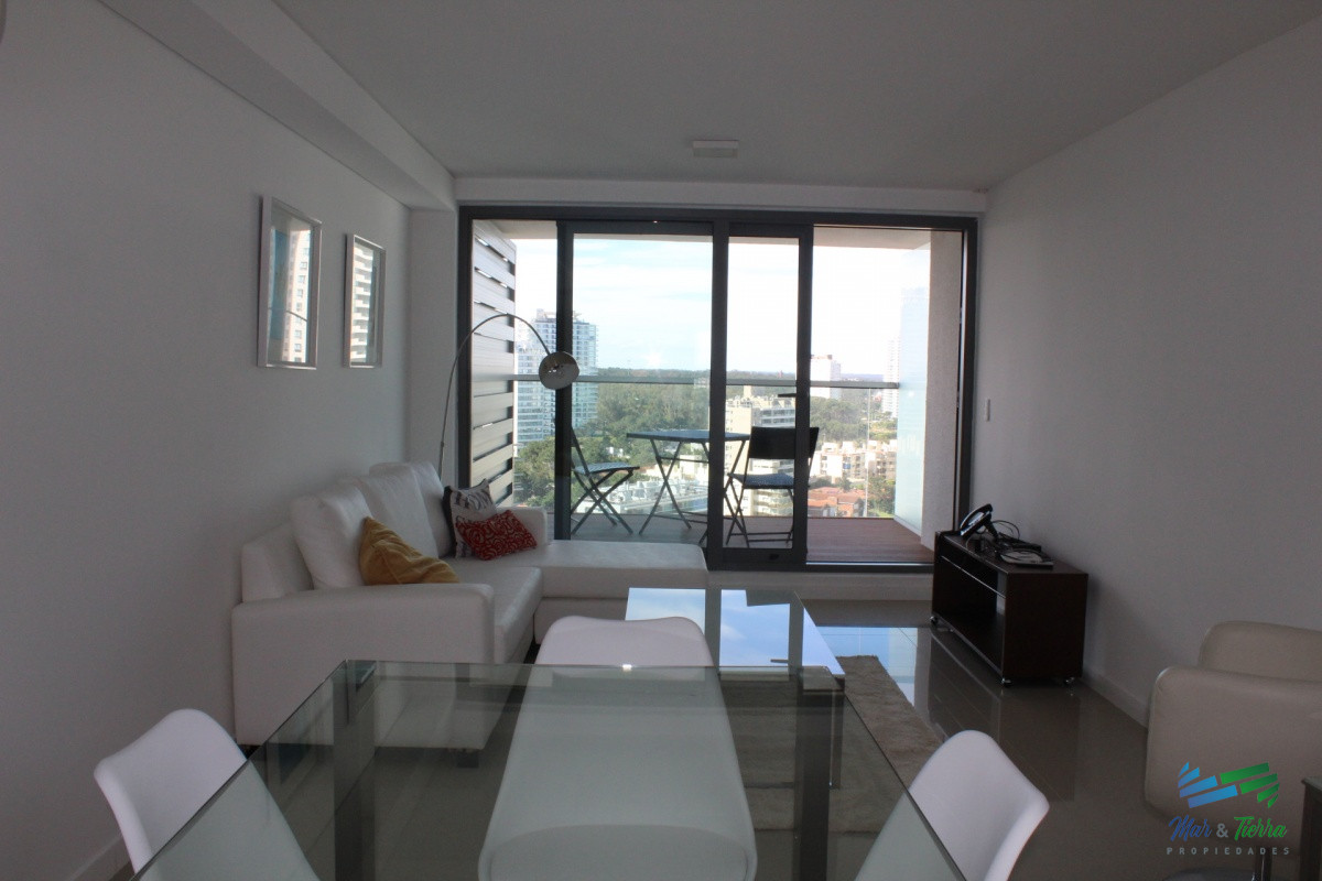 Apartamento ID.3427 - Apto 2 dorm, central, 2 baños y balcón piso alto. 
