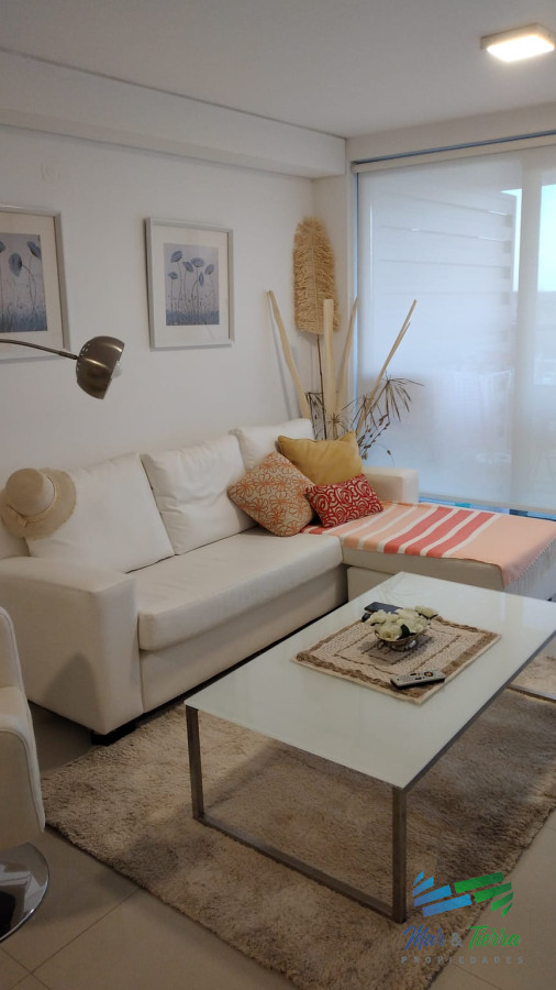 Apartamento ID.3427 - Apto 2 dorm, central, 2 baños y balcón piso alto. 