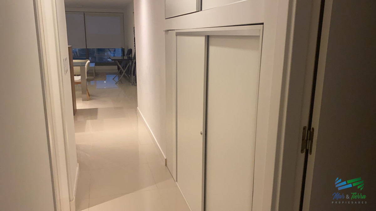 Apartamento ID.3427 - Apto 2 dorm, central, 2 baños y balcón piso alto. 