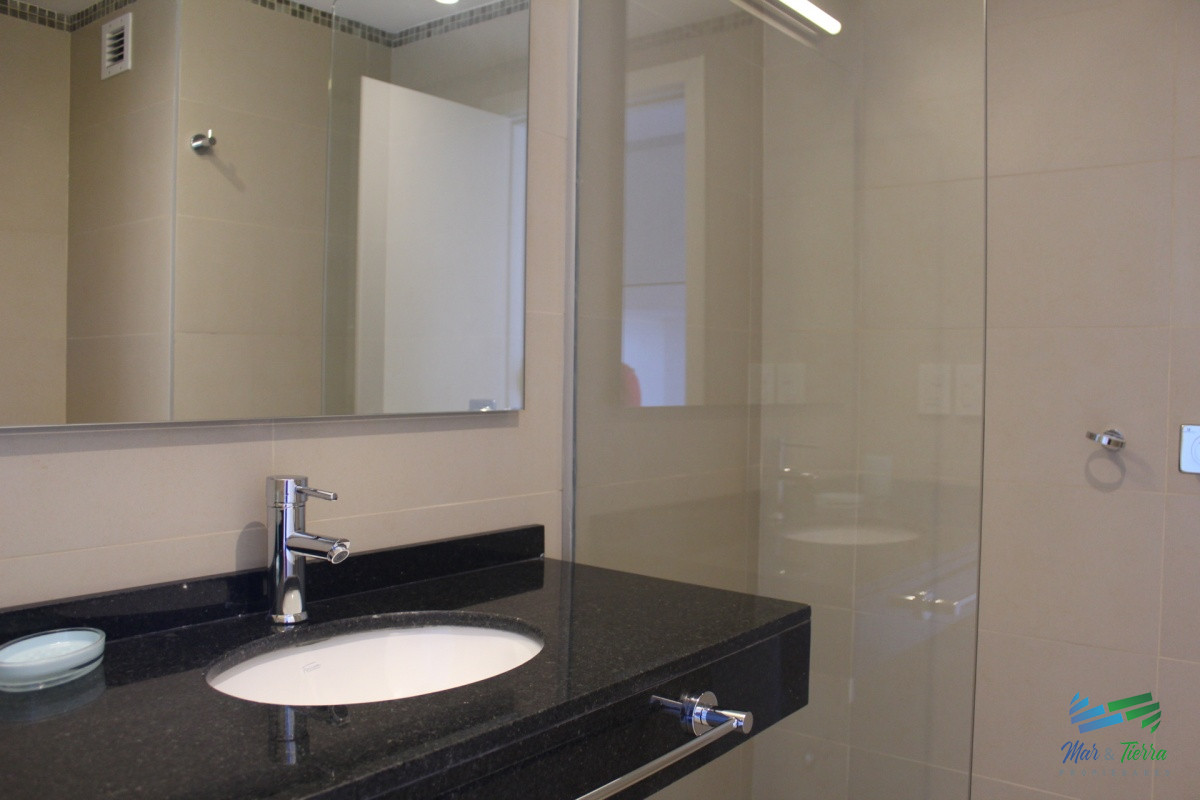 Apartamento ID.3427 - Apto 2 dorm, central, 2 baños y balcón piso alto. 