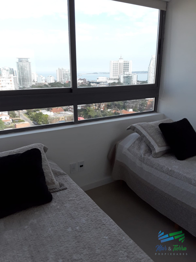 Apartamento ID.3427 - Apto 2 dorm, central, 2 baños y balcón piso alto. 