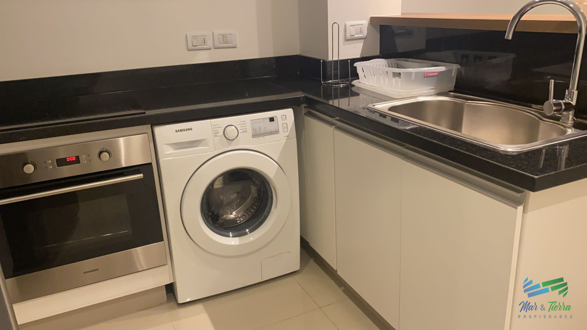 Apartamento ID.3427 - Apto 2 dorm, central, 2 baños y balcón piso alto. 