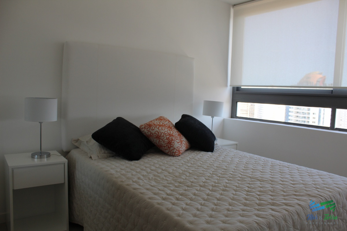 Apartamento ID.3427 - Apto 2 dorm, central, 2 baños y balcón piso alto. 