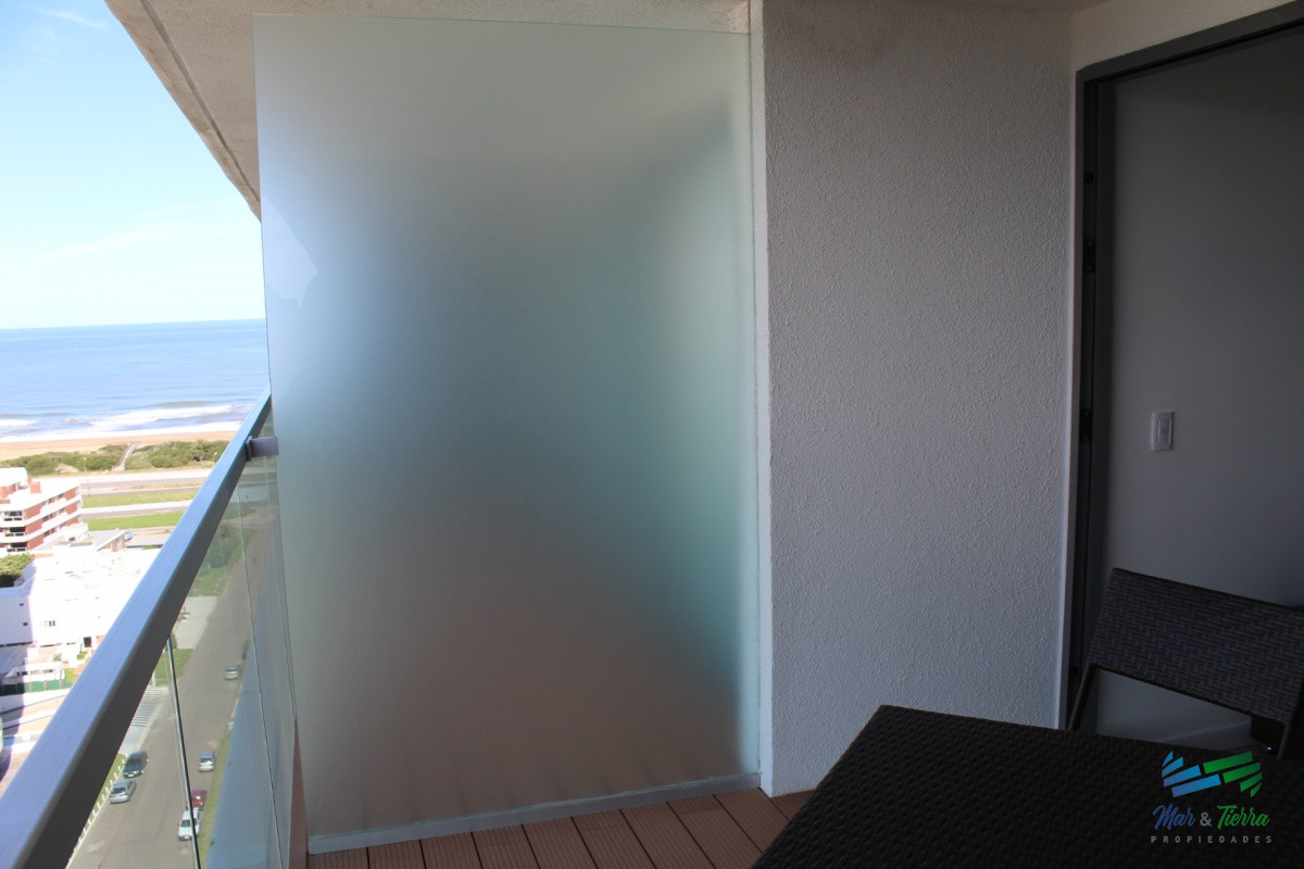 Apartamento ID.3427 - Apto 2 dorm, central, 2 baños y balcón piso alto. 