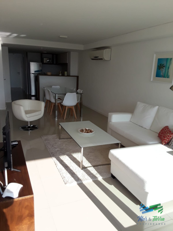 Apartamento ID.3427 - Apto 2 dorm, central, 2 baños y balcón piso alto. 
