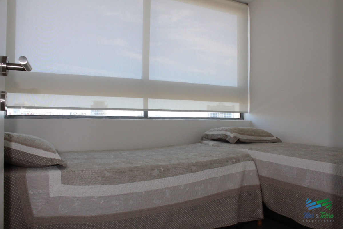 Apartamento ID.3427 - Apto 2 dorm, central, 2 baños y balcón piso alto. 