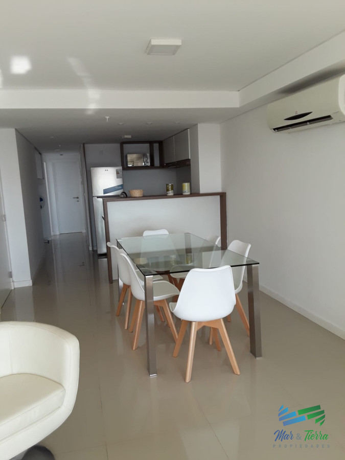 Apartamento ID.3427 - Apto 2 dorm, central, 2 baños y balcón piso alto. 
