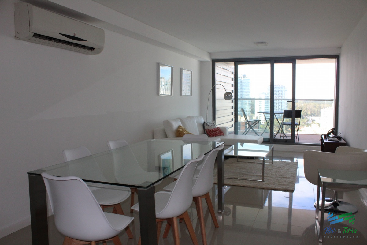 Apartamento ID.3427 - Apto 2 dorm, central, 2 baños y balcón piso alto. 