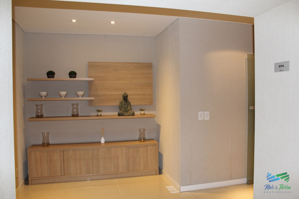 Apartamento ID.3427 - Apto 2 dorm, central, 2 baños y balcón piso alto. 