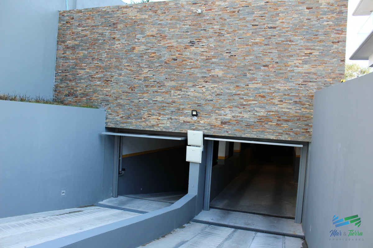 Apartamento ID.3427 - Apto 2 dorm, central, 2 baños y balcón piso alto. 