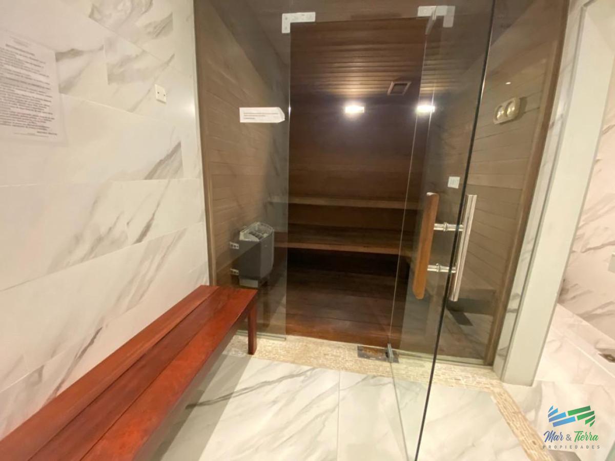 Apartamento ID.3427 - Apto 2 dorm, central, 2 baños y balcón piso alto. 