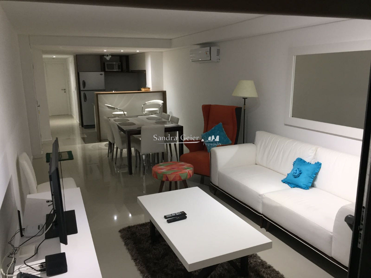 Apartamento ID.1790 - Apto 2 dorm, 2 baños y balcón.