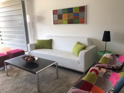 Apto 2 dorm, central, 2 baños y balcón piso bajo. 