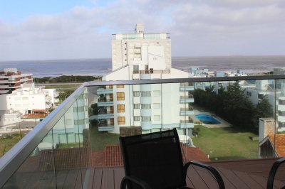 Apto 2 dorm con balcón esquinero