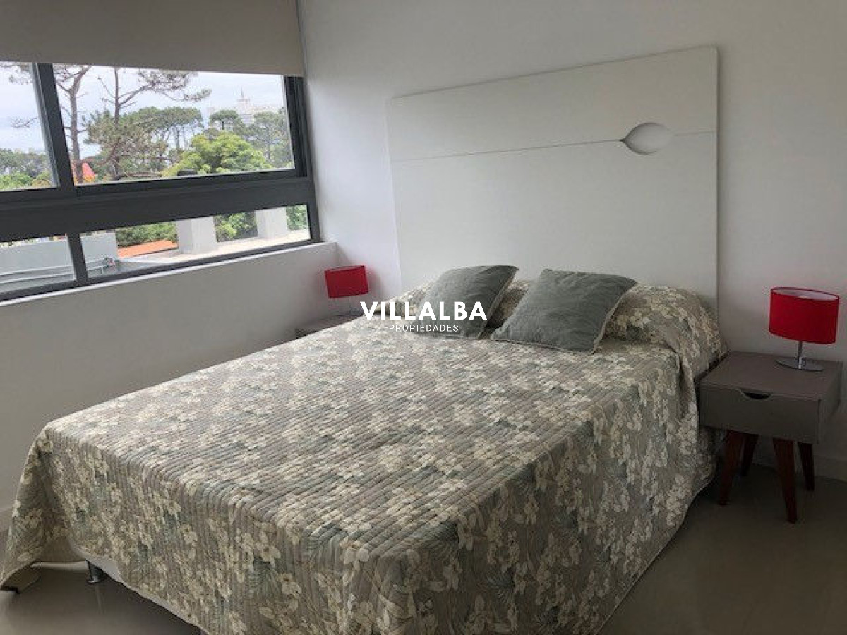 Apartamento ID.1437 - Apto 2 dorm, central, 2 baños y balcón piso bajo. 