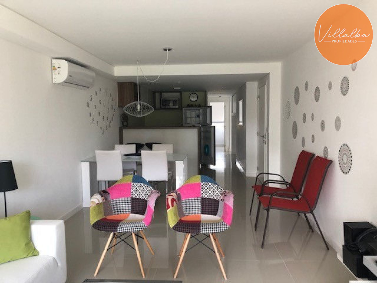 Apartamento ID.1437 - Apto 2 dorm, central, 2 baños y balcón piso bajo. 