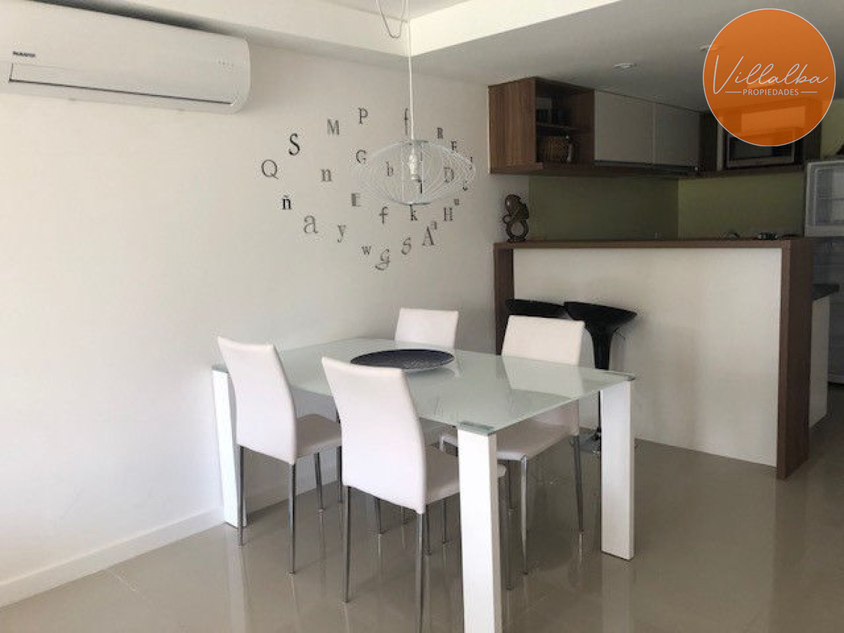 Apartamento ID.1437 - Apto 2 dorm, central, 2 baños y balcón piso bajo. 
