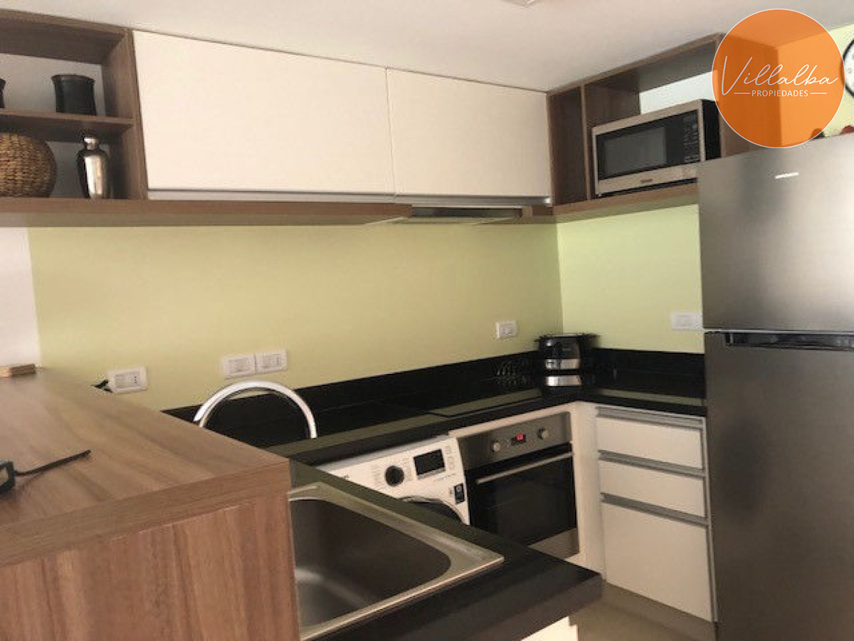 Apartamento ID.1437 - Apto 2 dorm, central, 2 baños y balcón piso bajo. 
