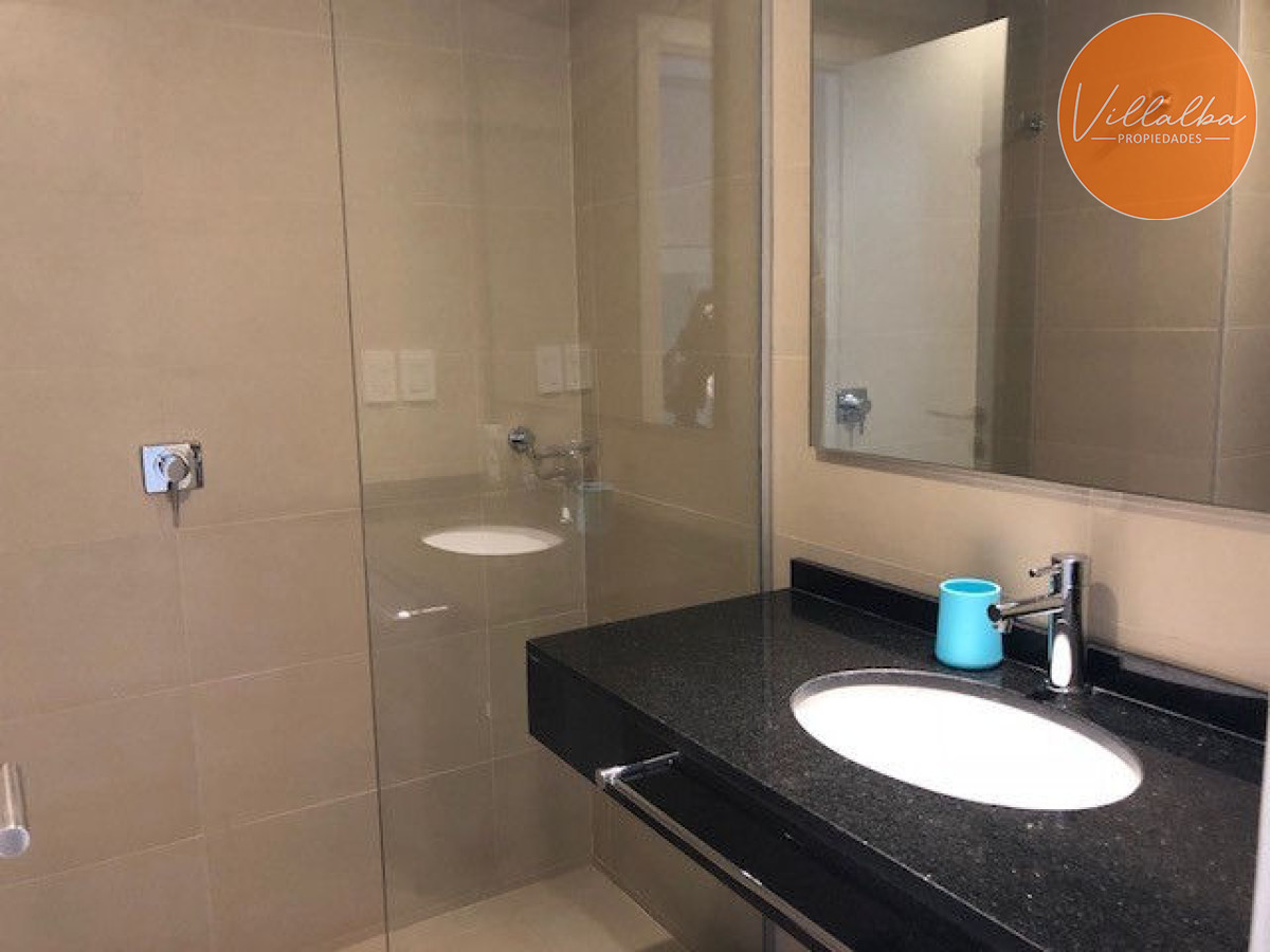 Apartamento ID.1437 - Apto 2 dorm, central, 2 baños y balcón piso bajo. 
