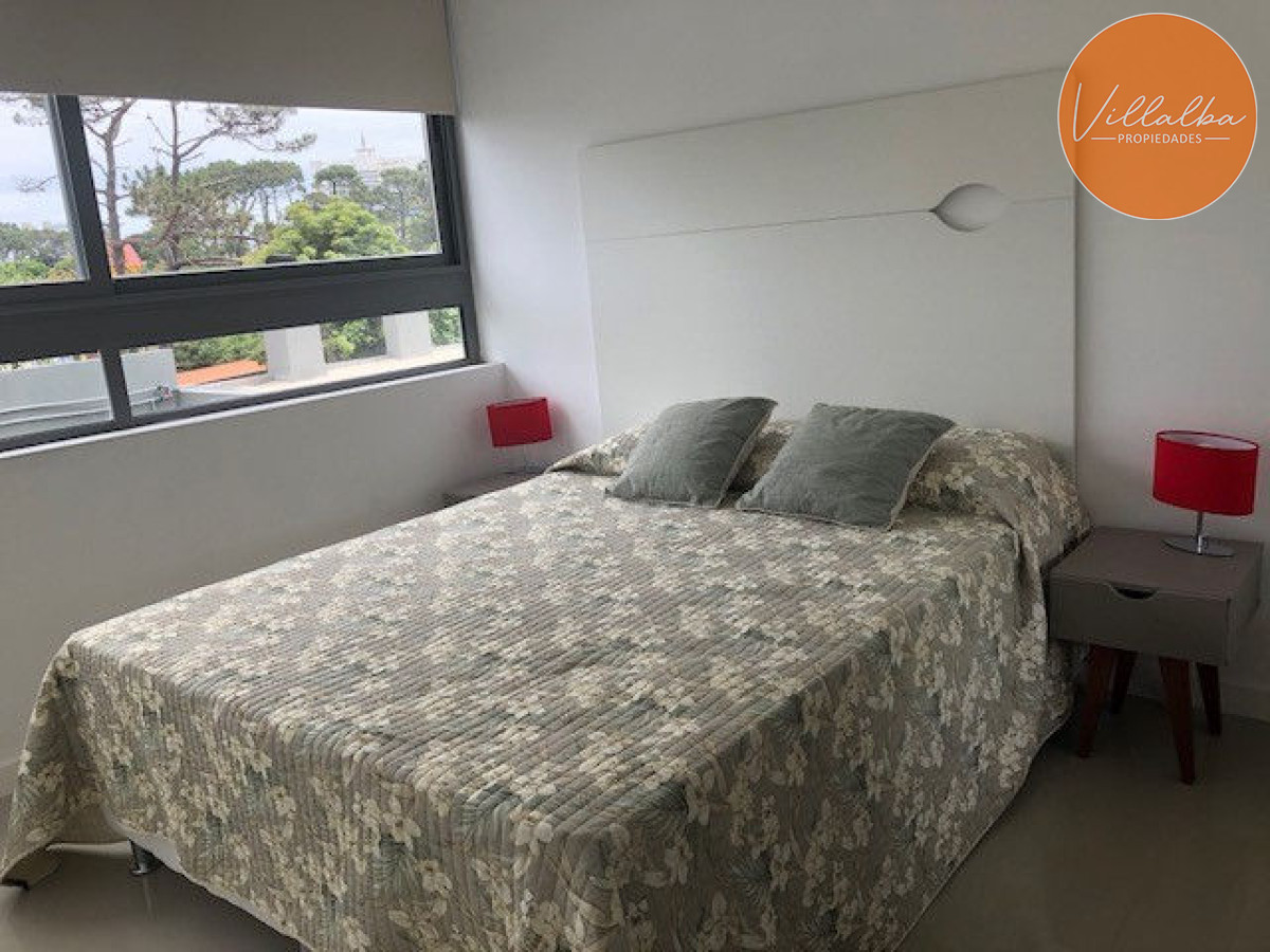 Apartamento ID.1437 - Apto 2 dorm, central, 2 baños y balcón piso bajo. 