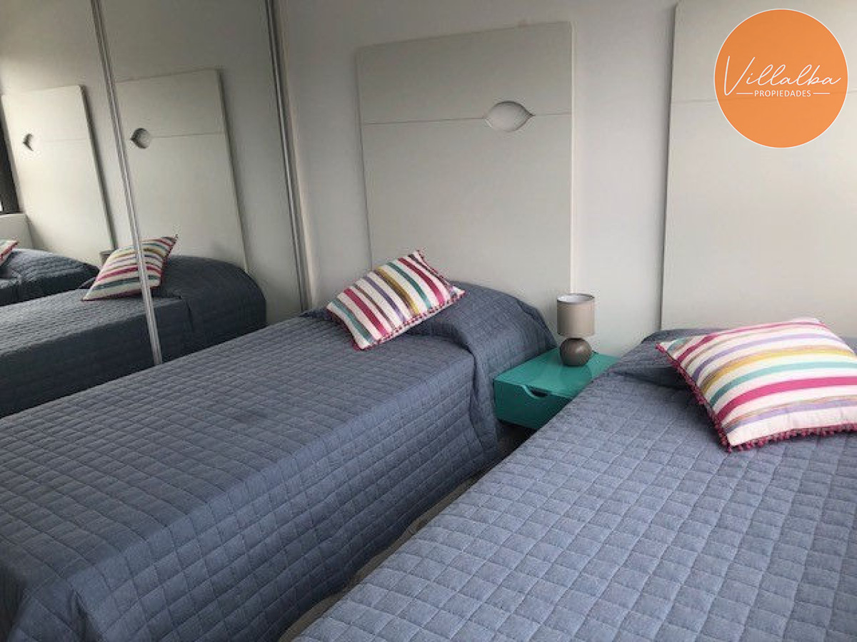 Apartamento ID.1437 - Apto 2 dorm, central, 2 baños y balcón piso bajo. 