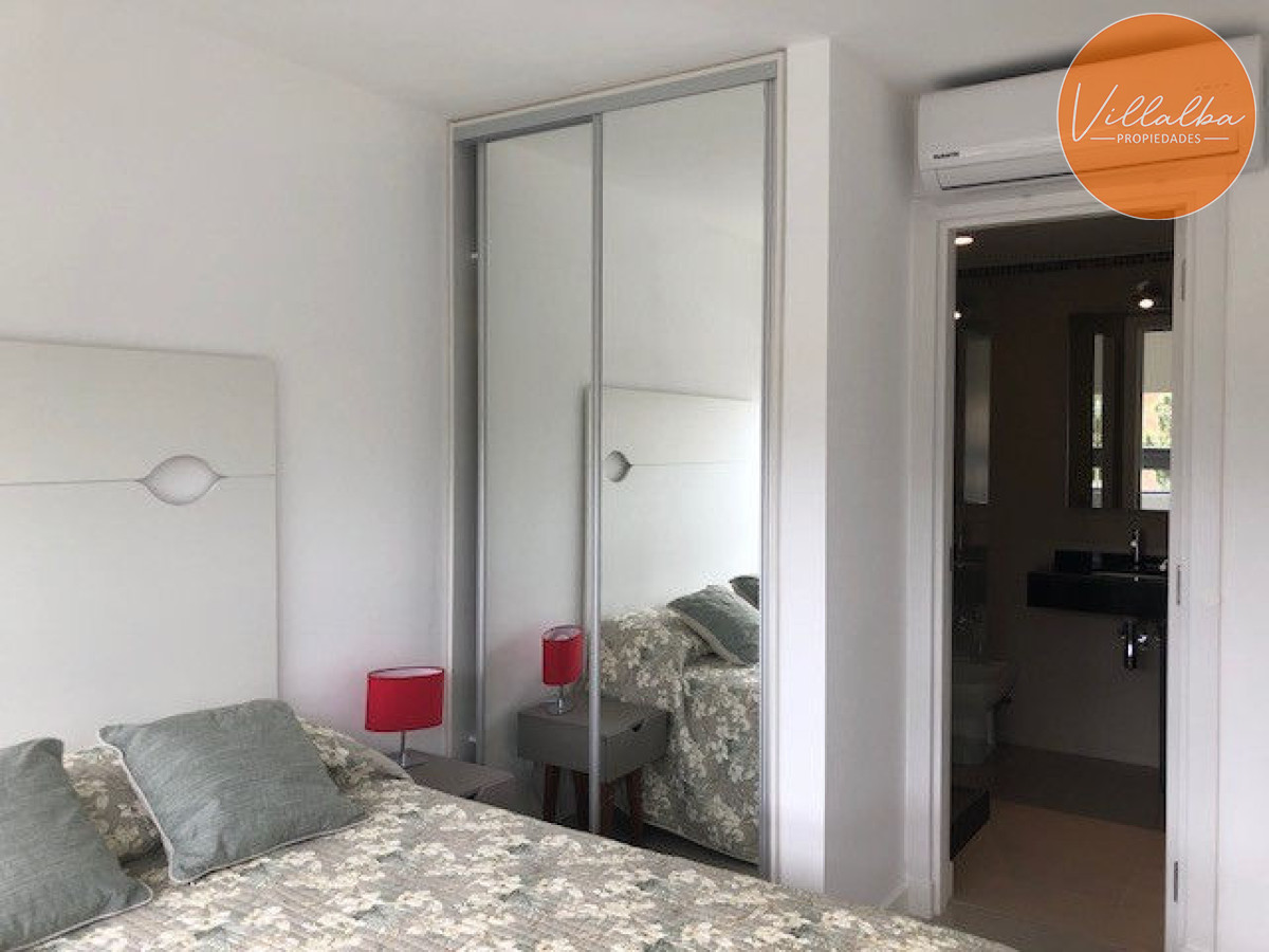 Apartamento ID.1437 - Apto 2 dorm, central, 2 baños y balcón piso bajo. 