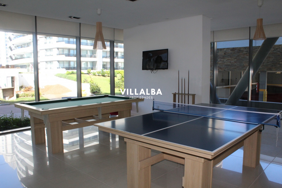 Apartamento ID.1437 - Apto 2 dorm, central, 2 baños y balcón piso bajo. 