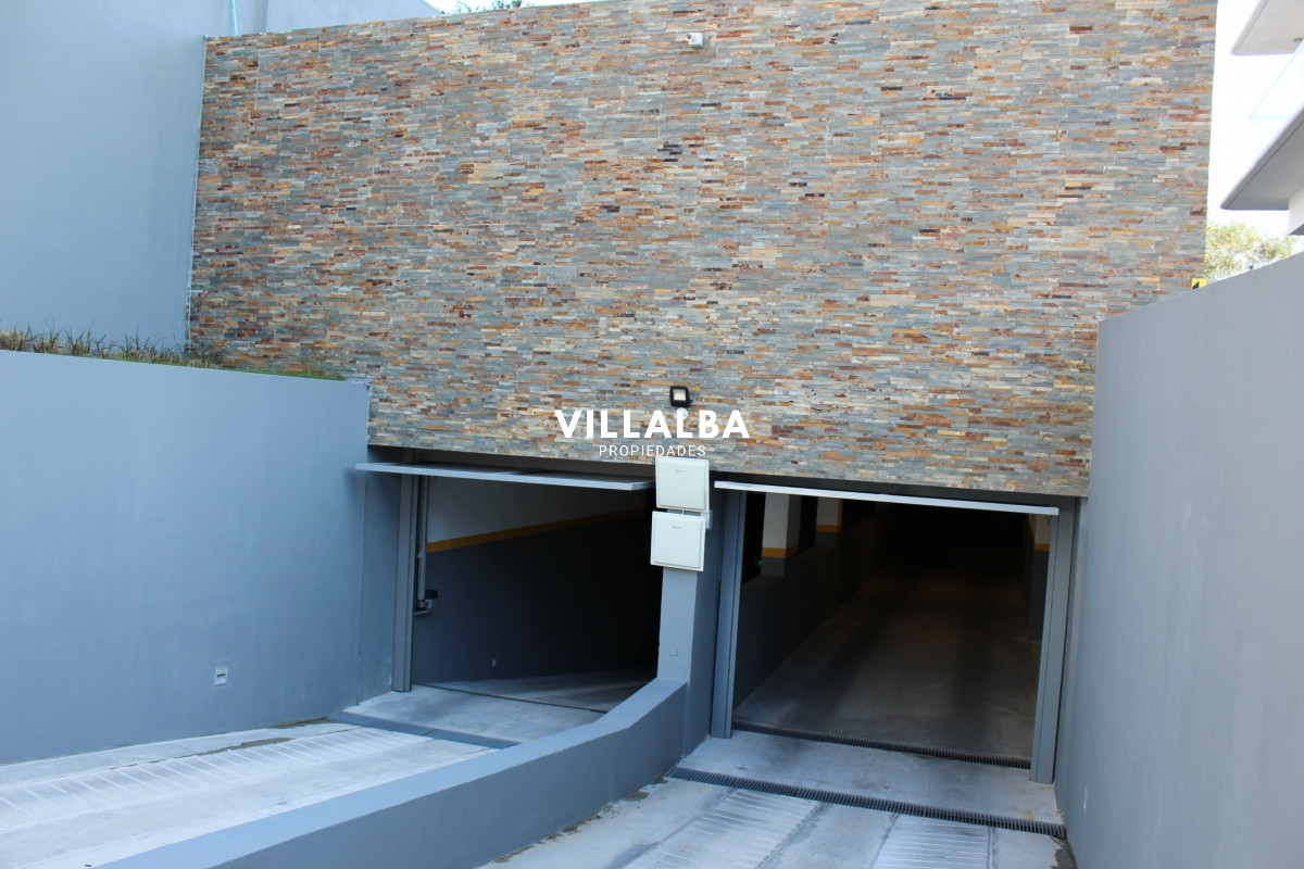 Apartamento ID.1437 - Apto 2 dorm, central, 2 baños y balcón piso bajo. 