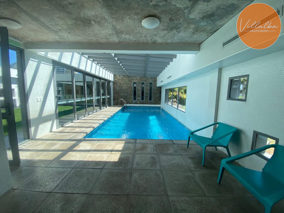 Apartamento ID.1437 - Apto 2 dorm, central, 2 baños y balcón piso bajo. 