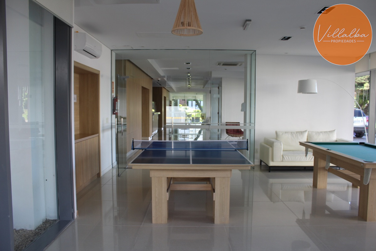 Apartamento ID.1437 - Apto 2 dorm, central, 2 baños y balcón piso bajo. 