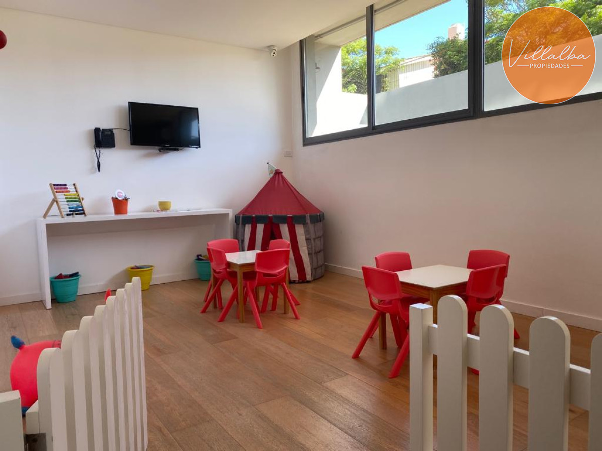 Apartamento ID.1437 - Apto 2 dorm, central, 2 baños y balcón piso bajo. 