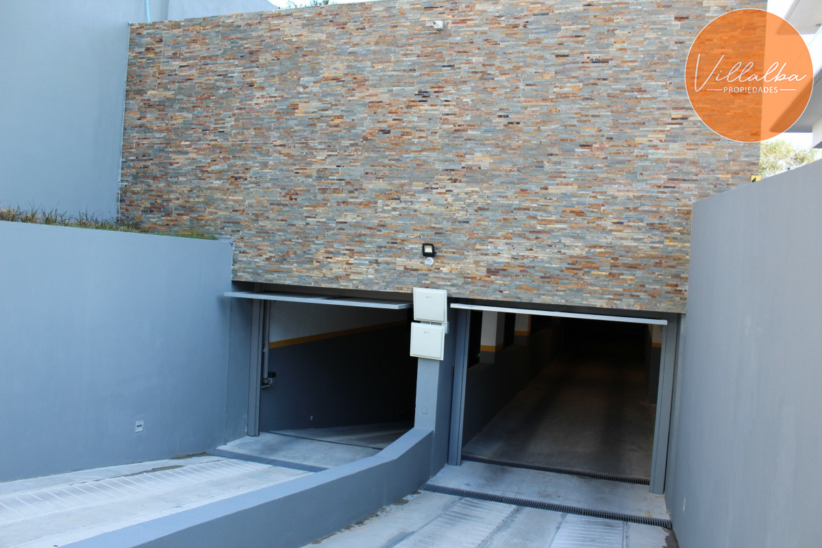 Apartamento ID.1437 - Apto 2 dorm, central, 2 baños y balcón piso bajo. 