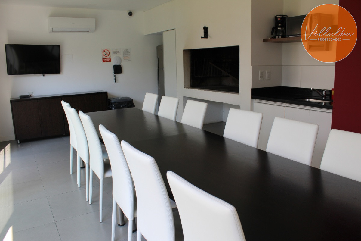 Apartamento ID.1437 - Apto 2 dorm, central, 2 baños y balcón piso bajo. 