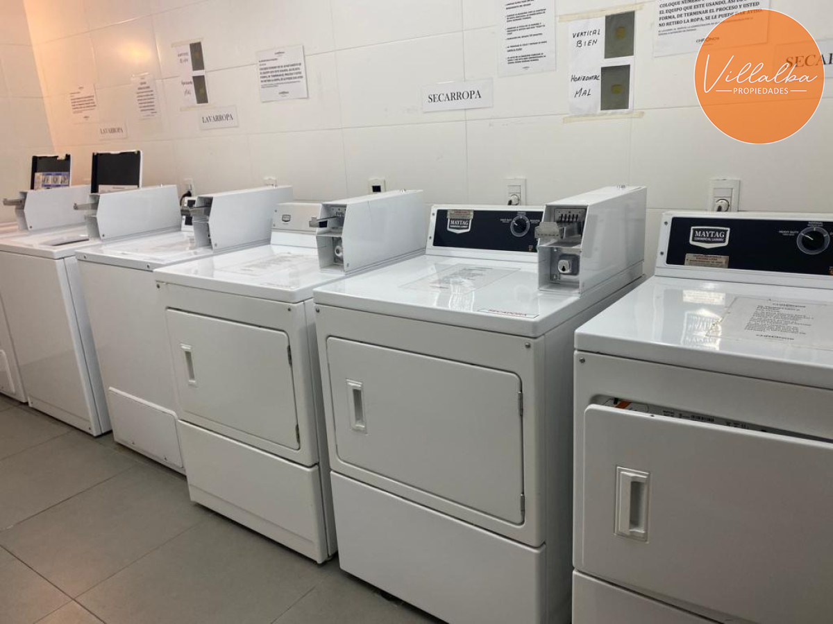 Apartamento ID.1437 - Apto 2 dorm, central, 2 baños y balcón piso bajo. 