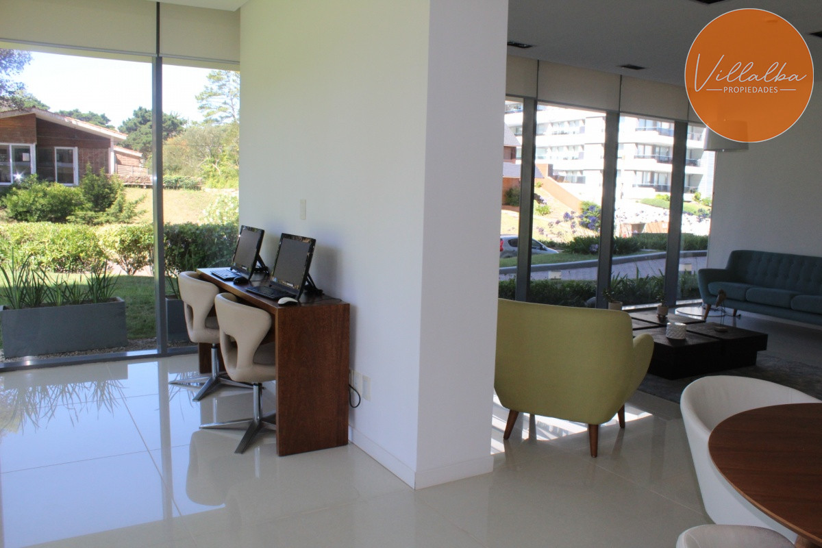 Apartamento ID.1437 - Apto 2 dorm, central, 2 baños y balcón piso bajo. 