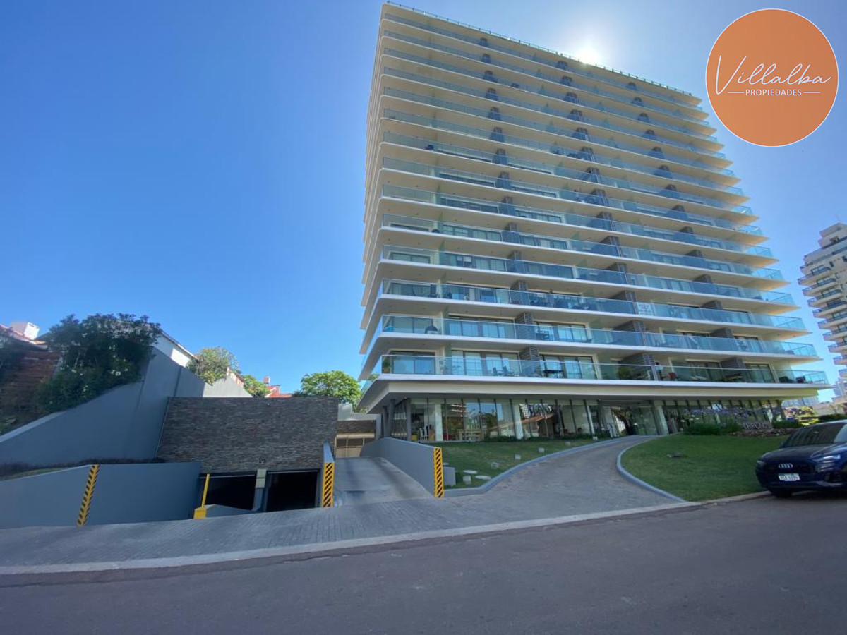 Apartamento ID.1437 - Apto 2 dorm, central, 2 baños y balcón piso bajo. 