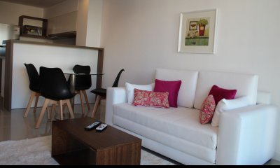 Moderno apartamento a la venta de 1 dormitorio ½ + 1 baño. Piso alto.