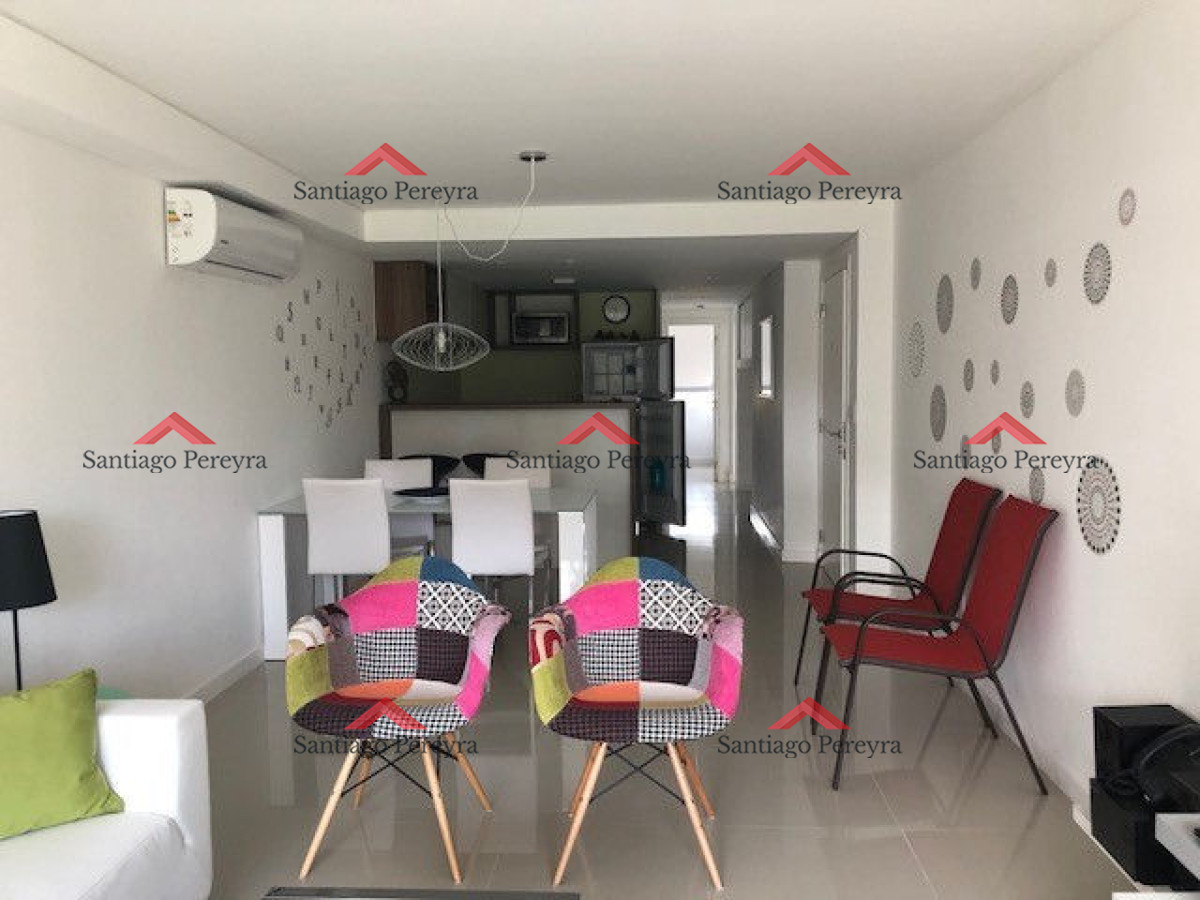 Apartamento ID.13324 - Apto 2 dorm, central, 2 baños y balcón piso bajo. 